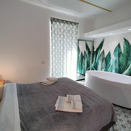 Sonnino Suite Jacuzzi Apartment Bari Bagian luar foto