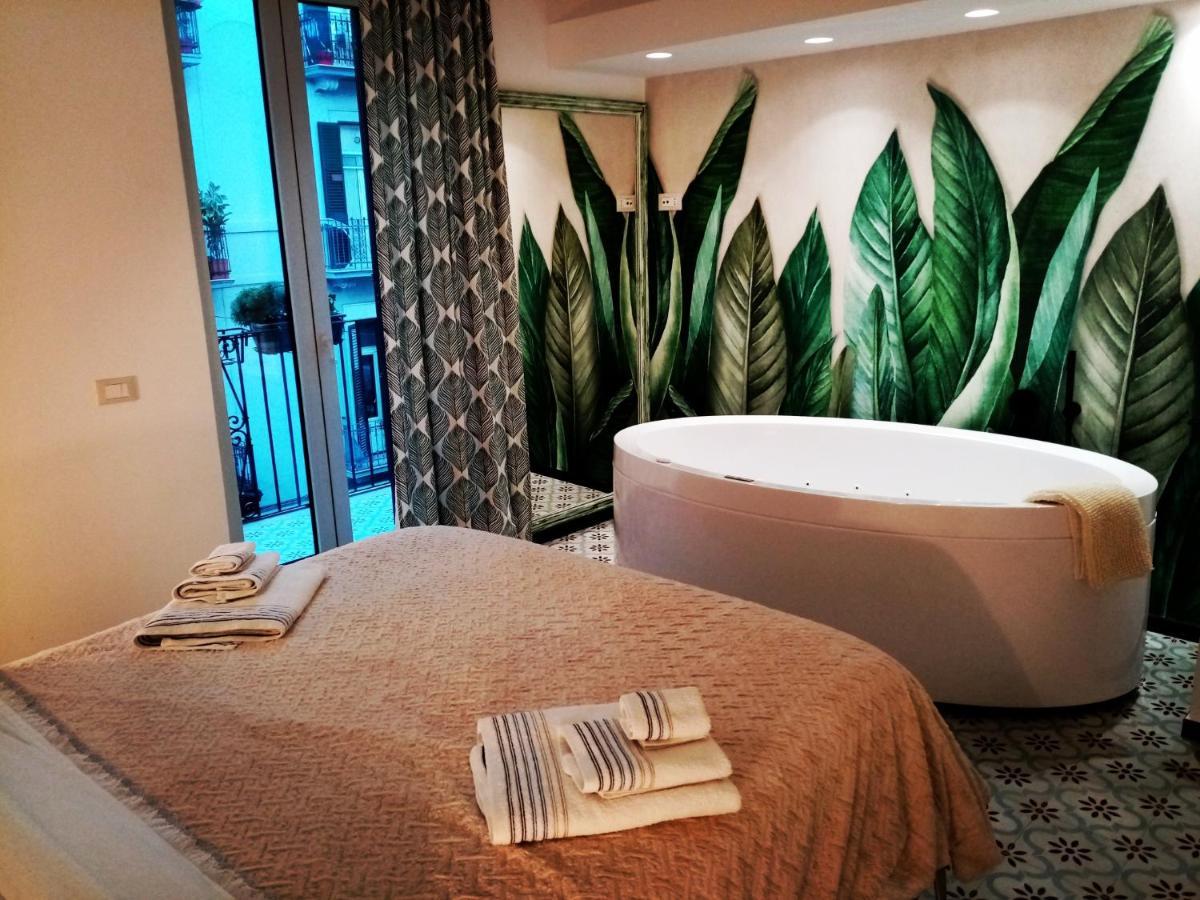 Sonnino Suite Jacuzzi Apartment Bari Bagian luar foto