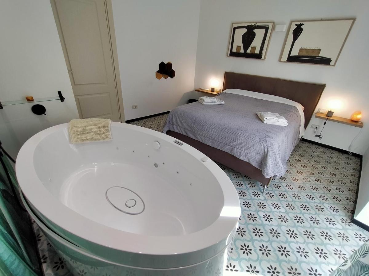 Sonnino Suite Jacuzzi Apartment Bari Bagian luar foto