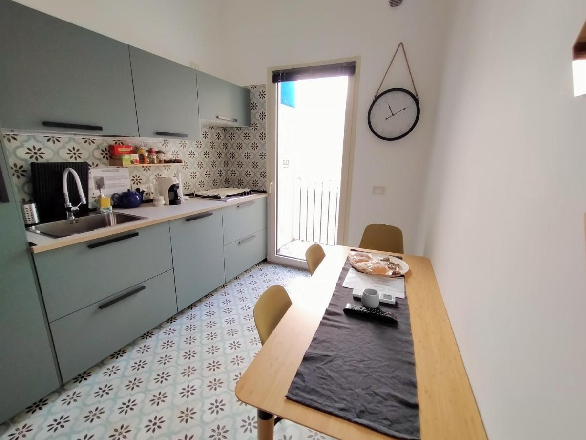 Sonnino Suite Jacuzzi Apartment Bari Bagian luar foto